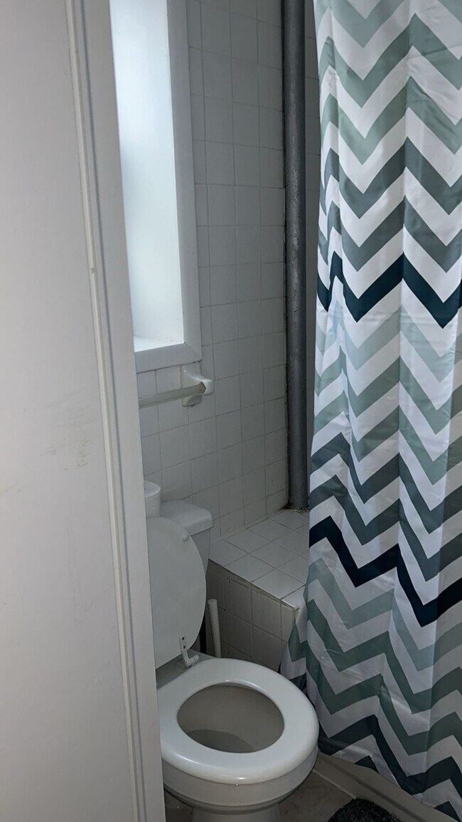 Building Photo - 320 E 96th St