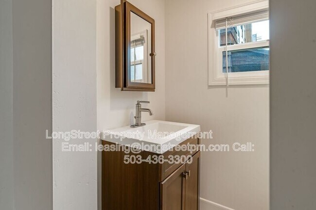 Building Photo - 536 NE San Rafael St