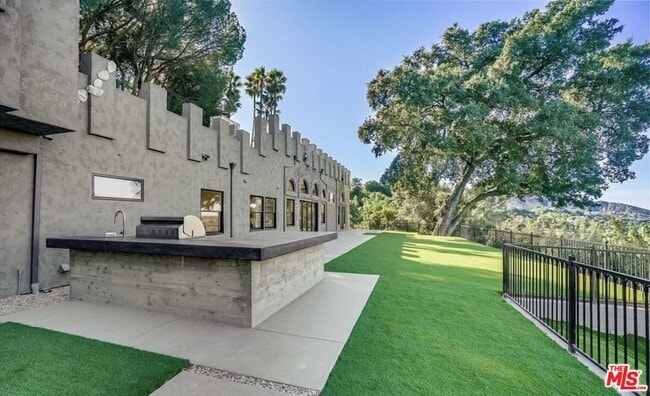 Building Photo - 15851 Mulholland Pl