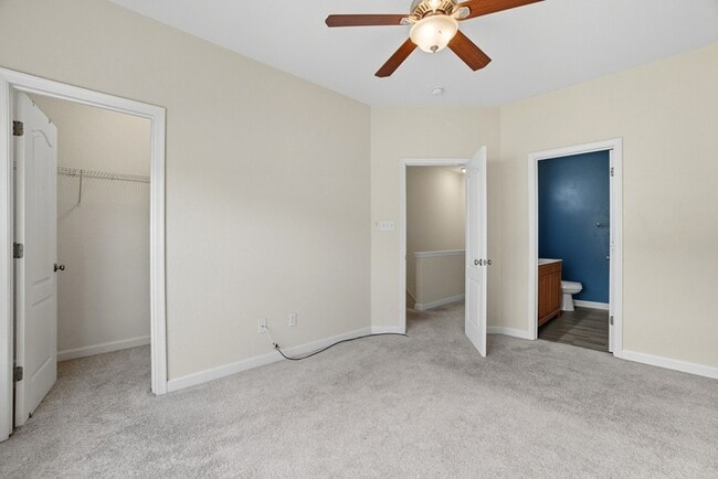 Building Photo - 230 Paradise Dr