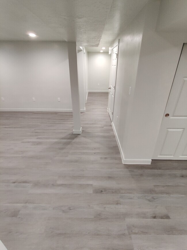 Building Photo - 255 E Tennyson Ave