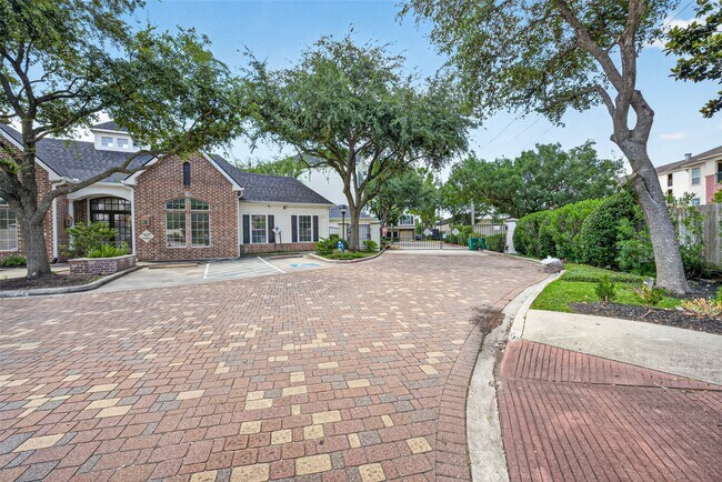 Building Photo - 9200 Westheimer Rd