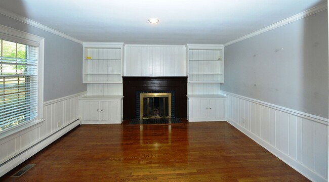Building Photo - Water View, private wooded lot on dead end...