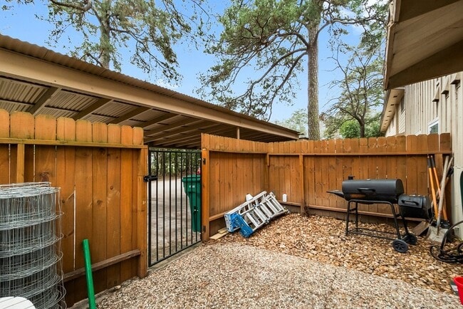 Building Photo - 407 W Semands St