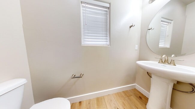 Building Photo - 1563 S Topaz Dr