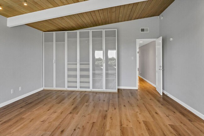 Building Photo - Single story view home overlooking Mission...