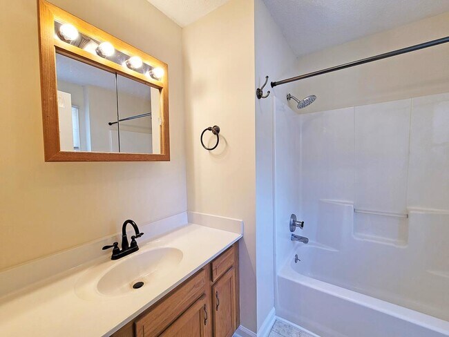 Building Photo - 807A Edgemont Terrace SW