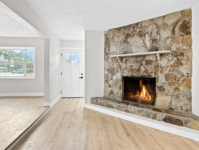 Building Photo - SECTION 8 ACCEPTED! Spacious Updated Home in St. Petersburg with a Large Backyard - 4bed | 2bed