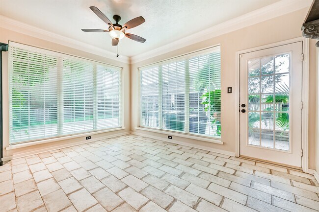 Building Photo - 2111 Riverside Dr