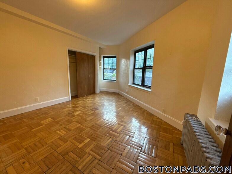 Building Photo - 2 Elmwood Ave