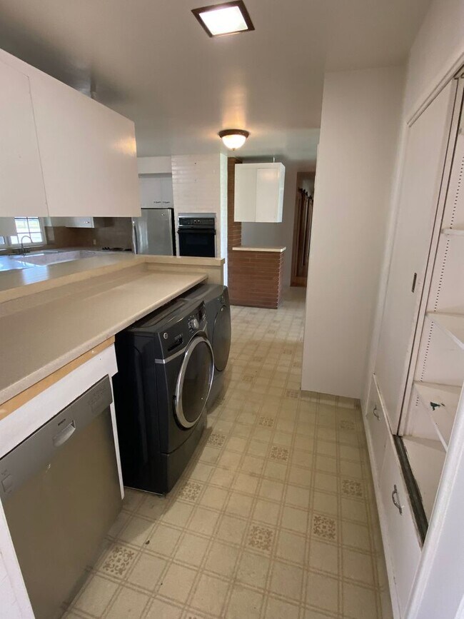 Building Photo - Spacious Visalia home in a well establishe...