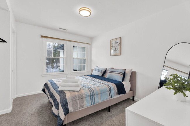 Building Photo - 3BD ROOM RANCH - PRIVATE LOT - FURNISHED -...