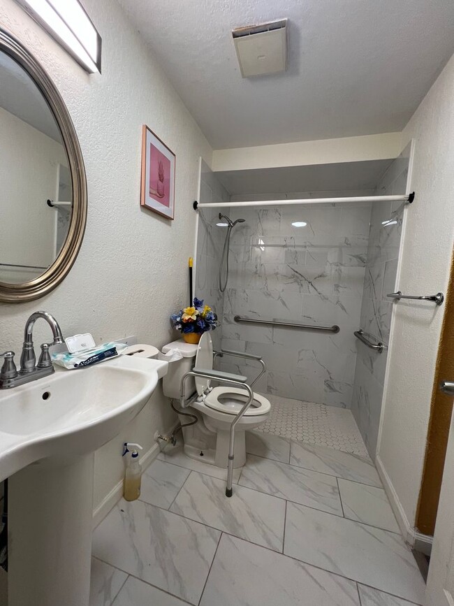 Building Photo - Beautiful Home-4/2/2 & Fenced Yard