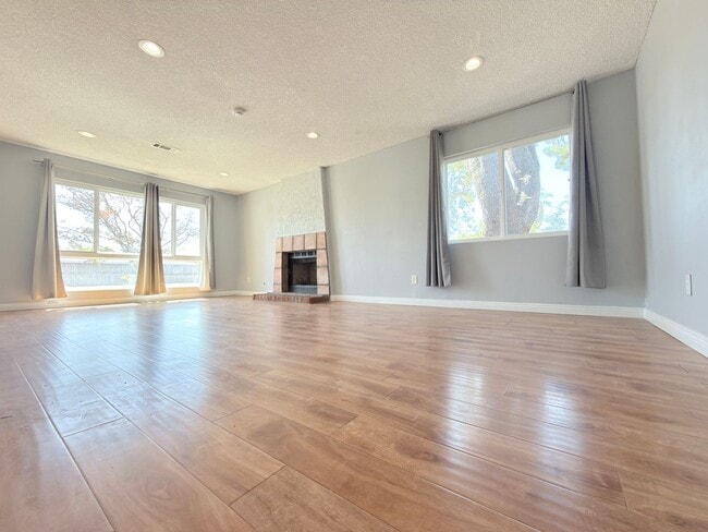Building Photo - 9845 Hayvenhurst Ave