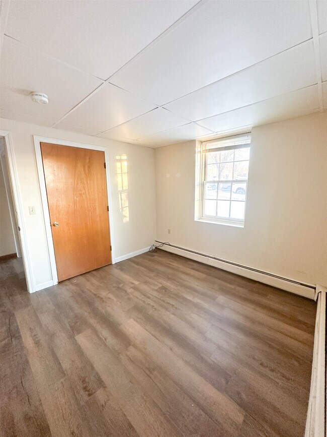 Building Photo - 324 Main St