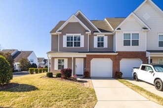 Building Photo - 3 Bedroom, 2 1/2 Bathroom End Unit Townhome in Greensboro