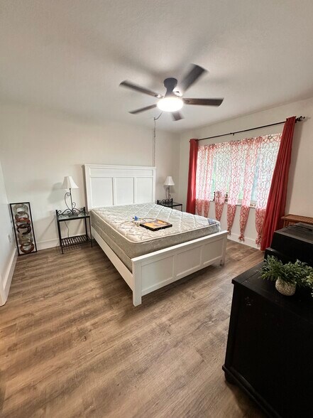 Building Photo - 535 Parkdale Mews
