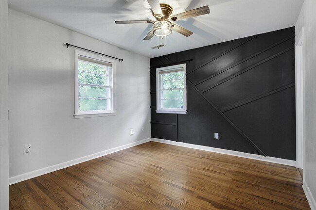 Building Photo - 221 Forest Cir