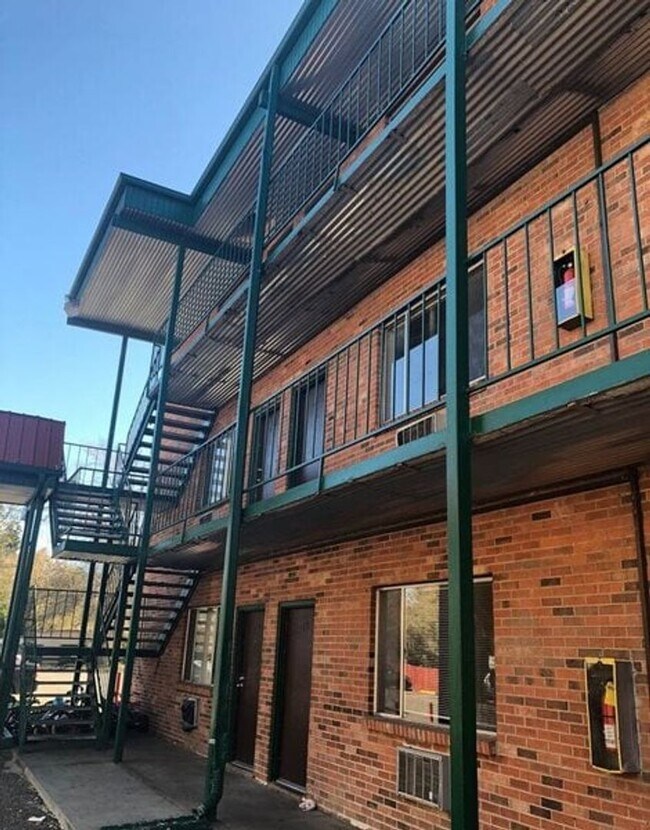 Building Photo - Spacious 2 bed unit for rent.