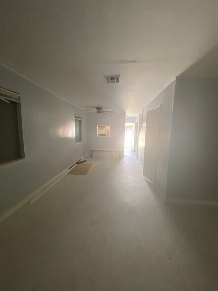 Building Photo - 103 Barracks St