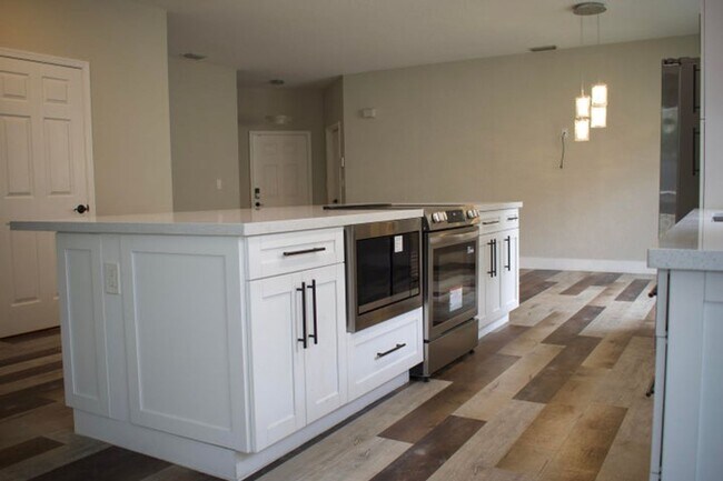 Building Photo - 4907 Pelican Manor