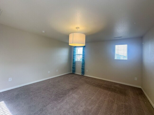 Building Photo - This 4bd home is waiting for you!