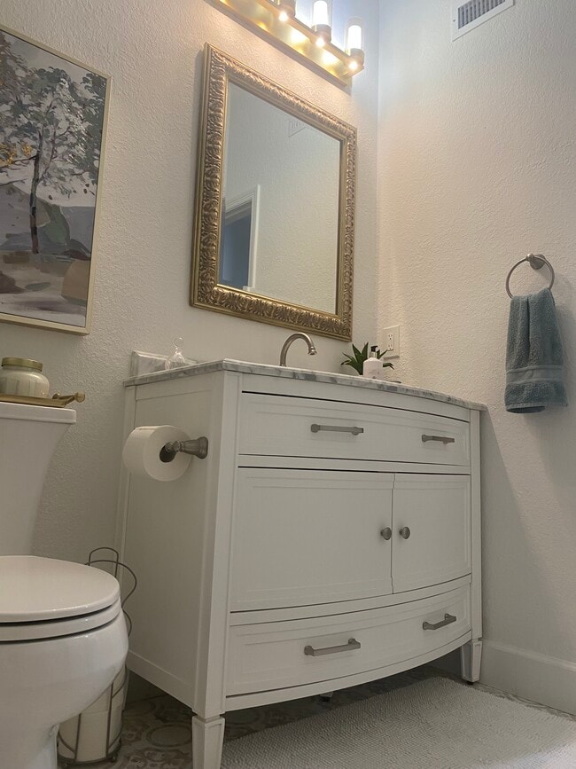 Building Photo - 705 Seagate Dr