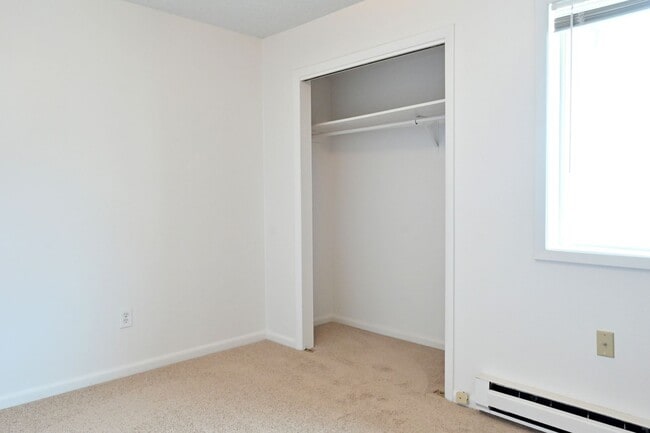 Building Photo - 2 bed 1 Bath townhouse