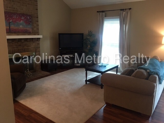 Building Photo - 2321 Oldenburg Dr