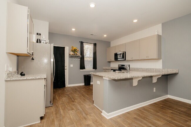 Building Photo - "One Level, Charming 3 bedroom 2 Bath in Goose Creek – 1256 Sq Ft of Comfort!"