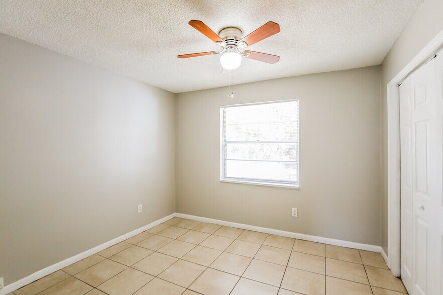 Building Photo - 933 Camellia Rd