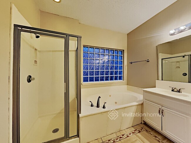 Building Photo - 720 Hollow Ridge Dr