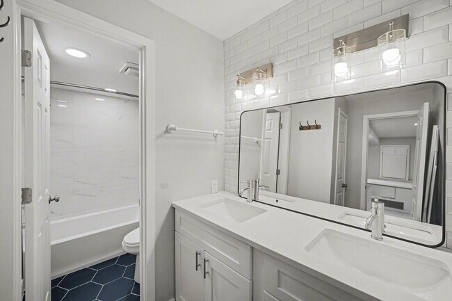 Building Photo - Spacious 1 Bed 1 Bath in the heart of Aurora!