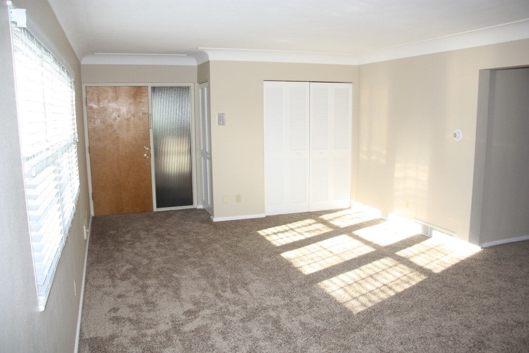 Building Photo - 2142 Collinway St