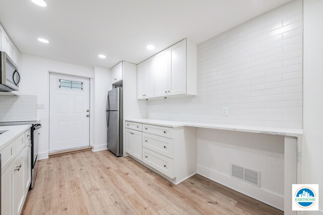 Building Photo - 3226 6th Ave S