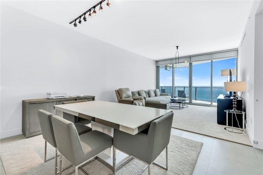 Building Photo - 15701 Collins Ave