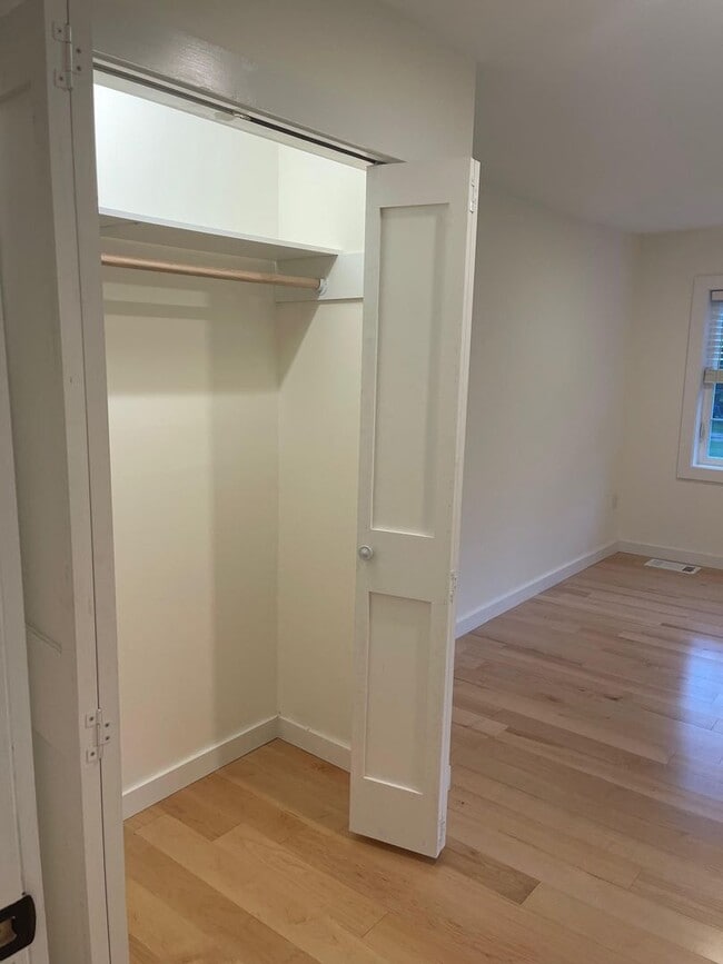 Building Photo - 3 Bedroom Home in Colchester VT Available 7/1!