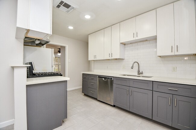 Building Photo - 1619 Viking Dr