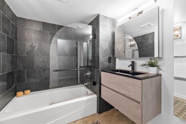 Building Photo - Spacious 2br loft with in-unit laundry and...