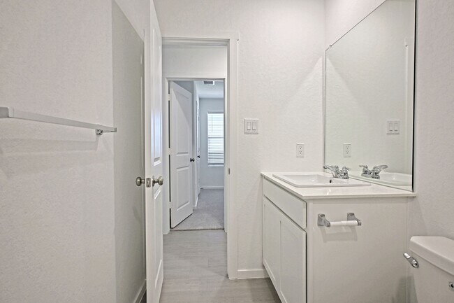 Building Photo - 1601 Tiptop Mdw