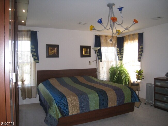 Building Photo - 11 Evergreen Dr