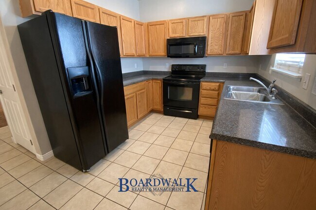 Building Photo - Beautiful 3 Bedroom Townhome End Unit in Draper!