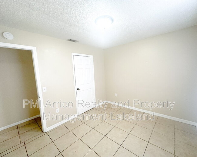 Building Photo - 3214 Crystal Hills Loop S