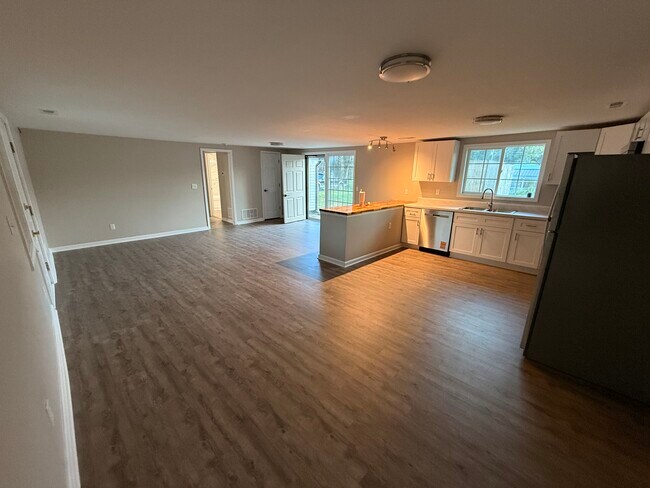Building Photo - 121 Camellia Dr