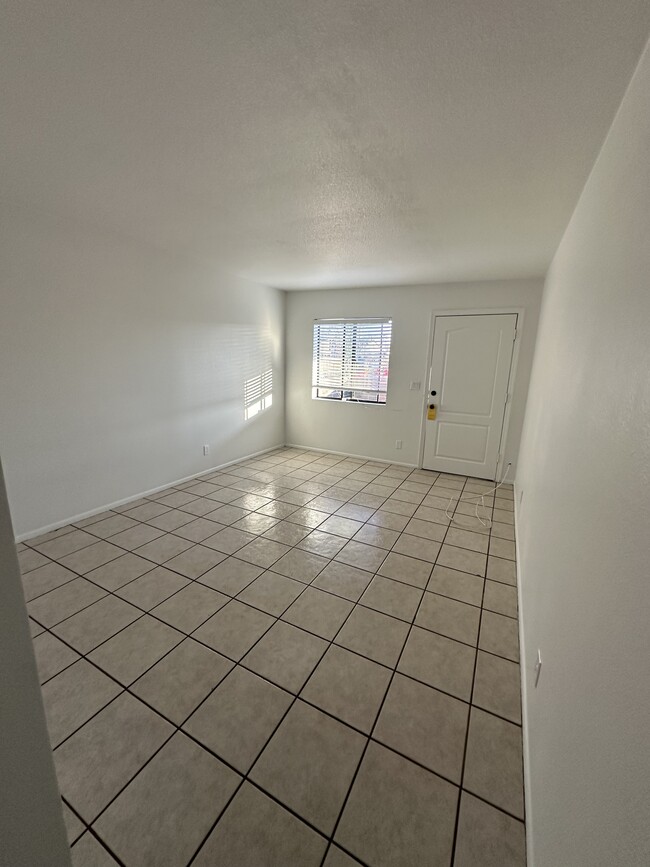 Living Area looking at the front entrance - 826 W 9th St