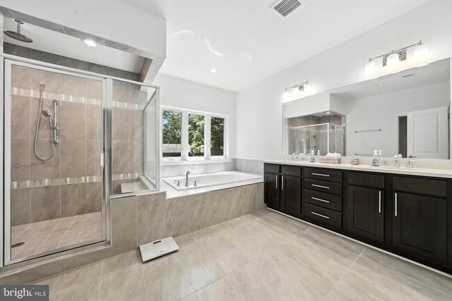 Building Photo - 5604 Clermont Dr