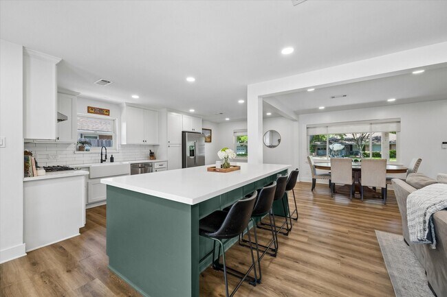 Building Photo - 5311 Hialeah Dr