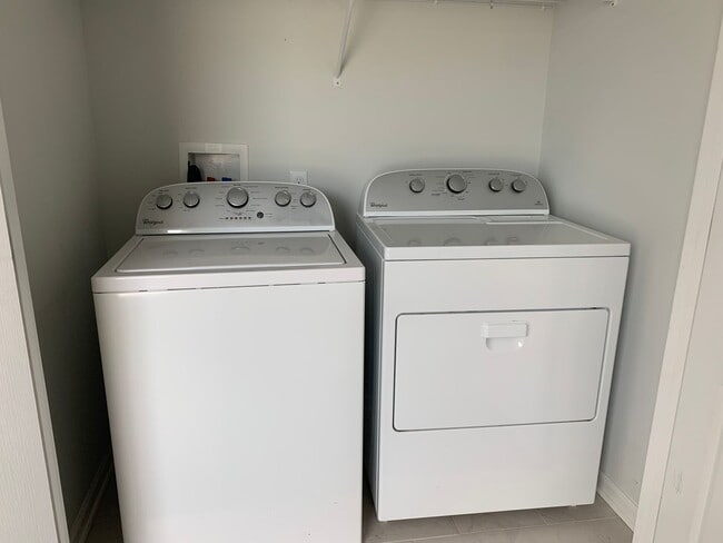 Building Photo - End Unit Townhome in Campbell County