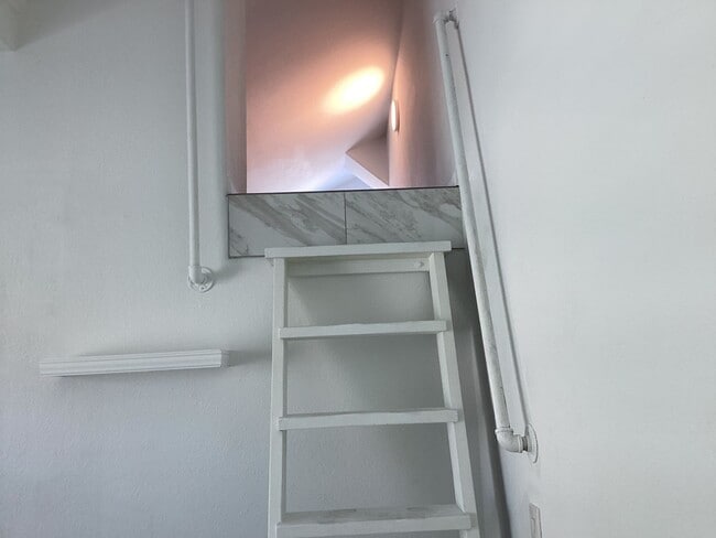Building Photo - Quaint Seabright Unit