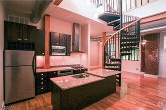 Building Photo - 988 Johnson Pl
